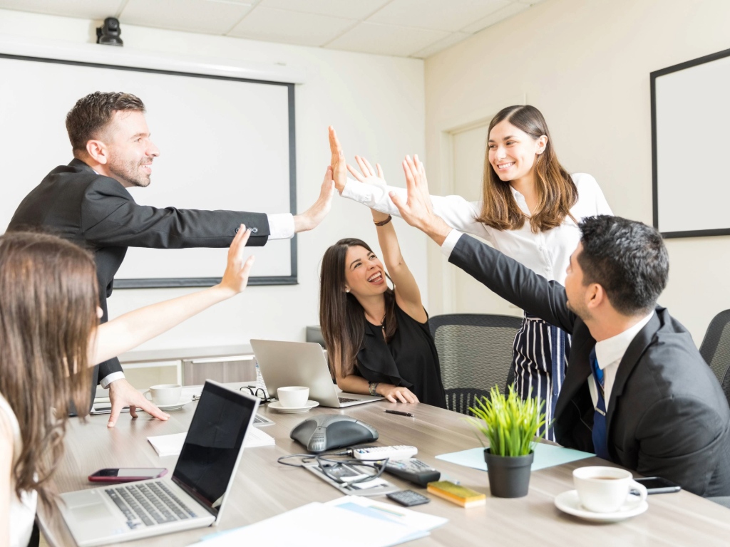 Equipo de trabajo celebrando un logro comercial y fortaleciendo la cultura de ventas en la empresa.