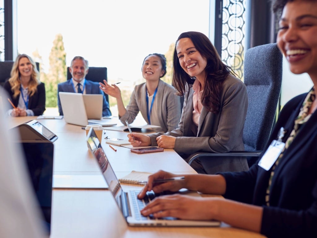 Equipo multicultural colaborando en el trabajo para impulsar la transparencia retributiva.